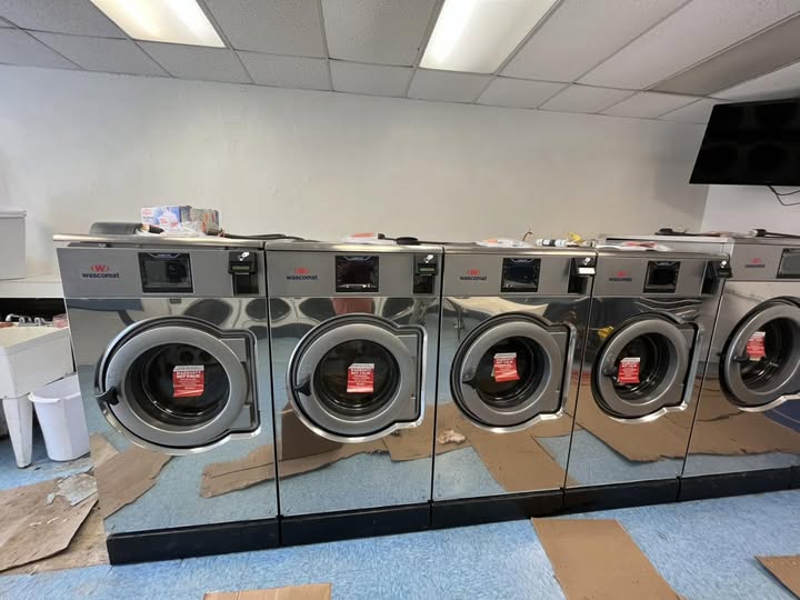 Bay State Bubbles interior - seating area